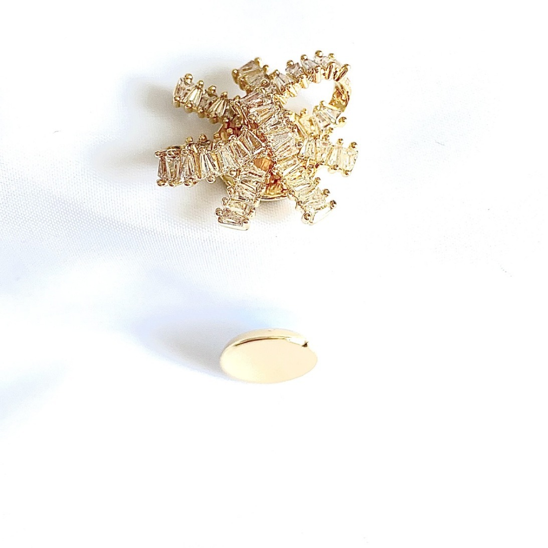 Picture of New Petal Geometric Gradient Zircon Anti-Light Brooch Diamond-Set Shiny All-Match Fashionable Luxury Accessories Women