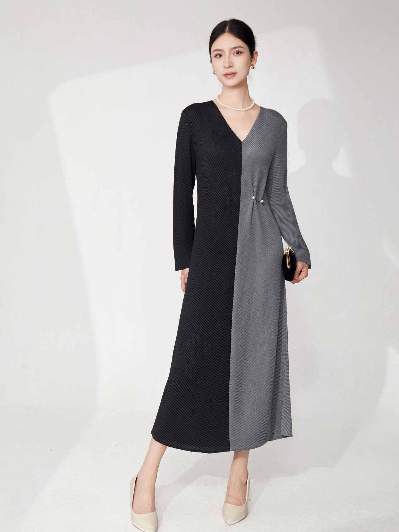 Miyake Women's High-Quality Dress 2025 Autum New Contrasting Color V-Neck Long-Sleeved Fish Scale Pleated Long Skirt