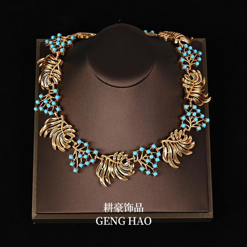 Vintage vintage Middle light blue Rhinestone Vacuum Electroplated Hollow Embossed Elegant Elegant Necklace Earrings