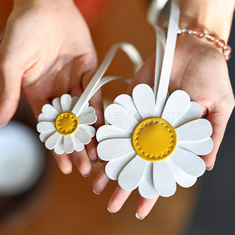 Leather Daisy Wallet Hanging Ornaments DIY Cute Chrysanthemum Keychain Kit Car Keychain Decorative Pendant