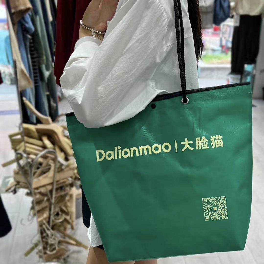 Non-Woven Drawstring Bag Customized Large Clothing Shopping Women's Clothing and Children's Clothing Store Handbag Environmentally Friendly Shoes and Clothing Packaging Pocket