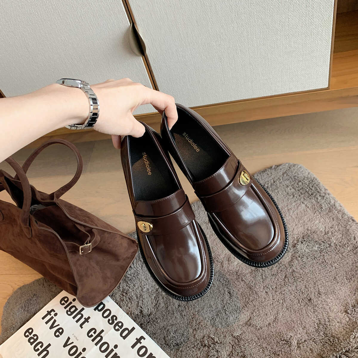 Spot New Style French Casual Genuine Leather Versatile Round Toe Gold Buckle One-Leg Thick Sole Thick Heel Loaf Small Leather Shoes for Women Autumn