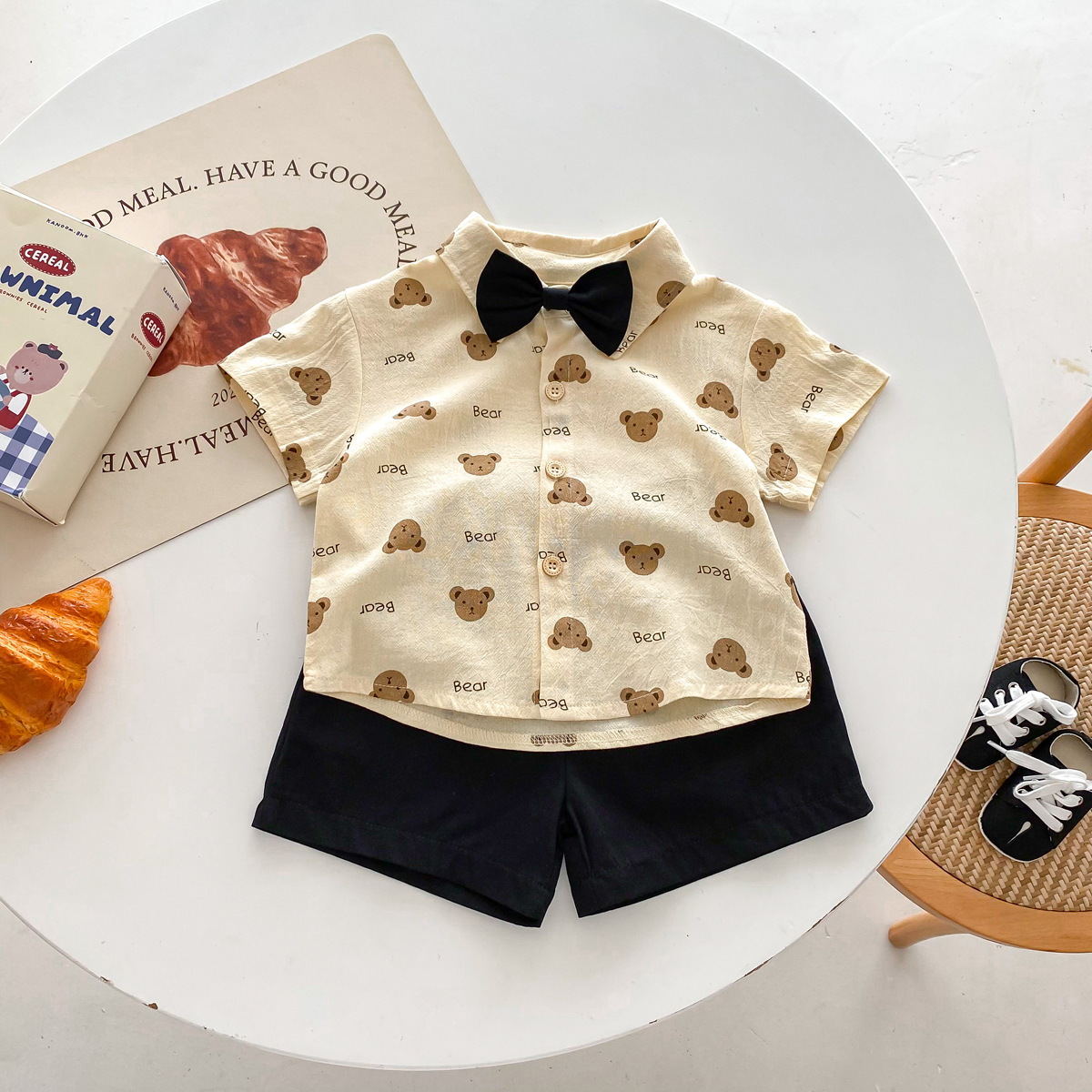 Picture of Ins Boys 2025 Summer Style Handsome Gentleman Bow Tie Short-Sleeved Printed Bear Shirt Shorts Two-Piece Suit