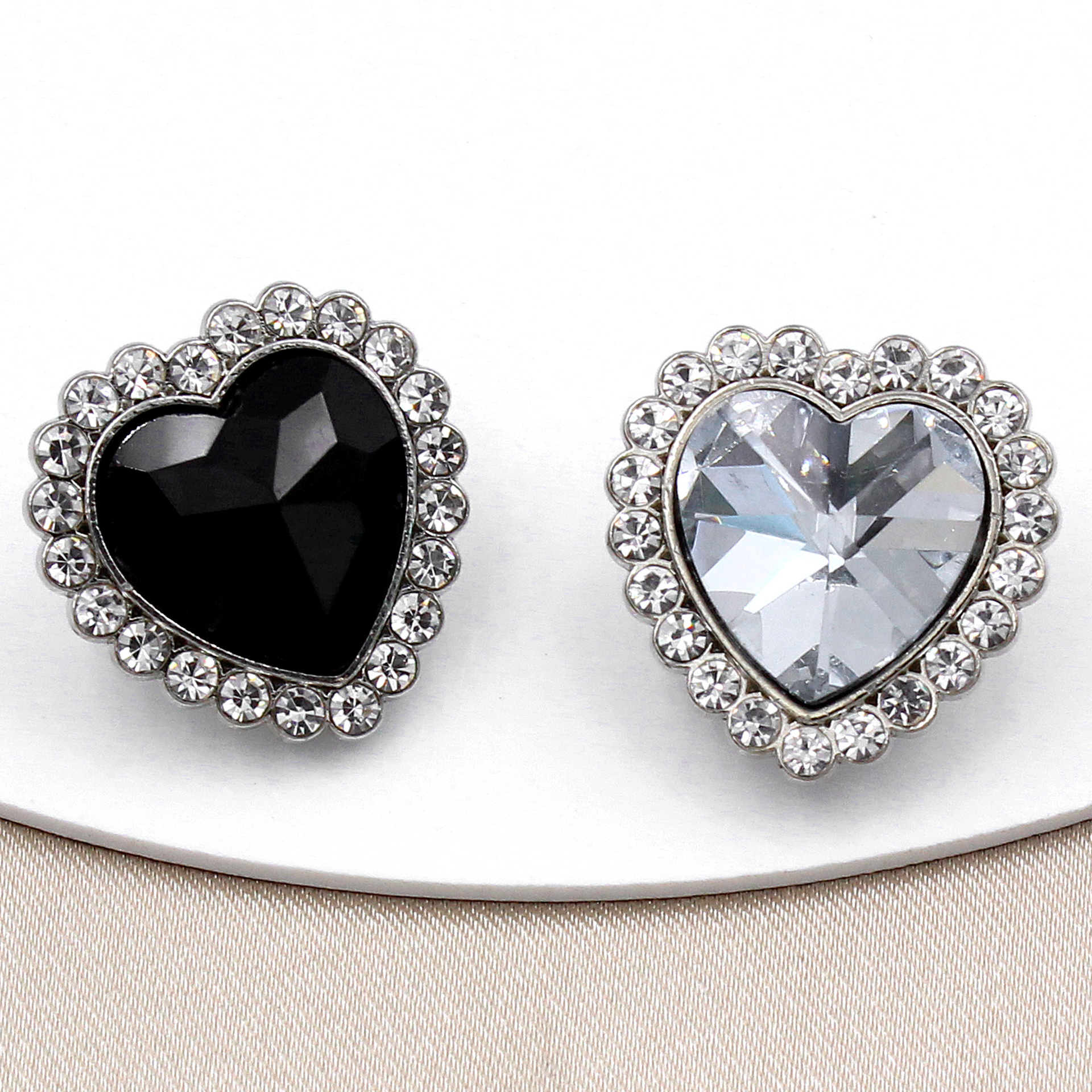 Love Metal Small Fragrant Diamond Buckle, Exquisite Crystal Diamond-Encrusted Hand-Stitched Buckle, Suit Jacket Button, New Launched Button