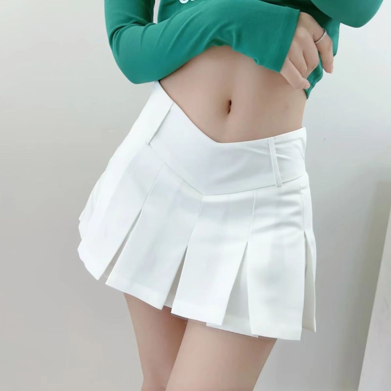 White Skirt, Sexy, Anti-Exposure, Figure-Showing Pleated Skirt, Hot Girl Low-Waist Slimming Look Pure Lust Short Skirt, New Spring and Summer Style