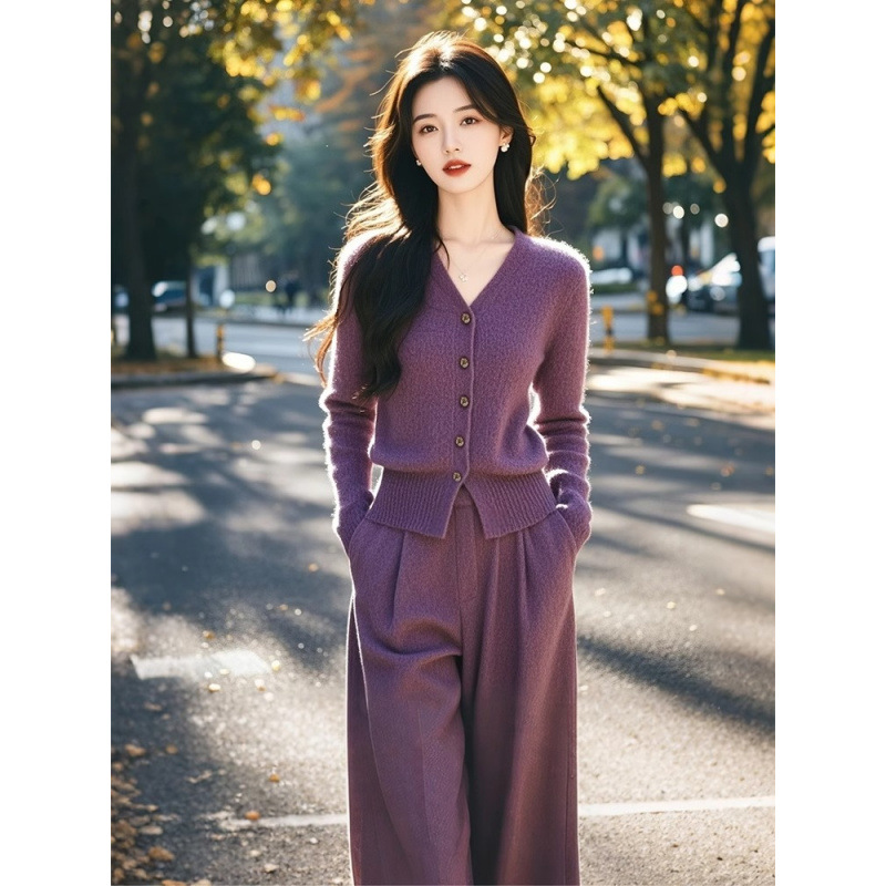 Late autumn and early winter are popular this year. Beautiful salt-based light-ripe high-grade relaxation wear purple knitted two-piece suit pants
