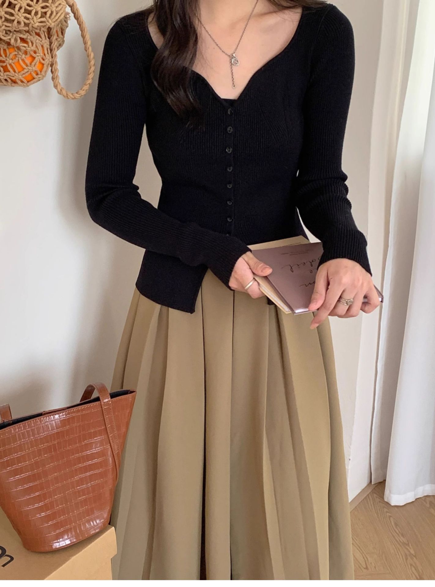 Picture of French retro slim-fit knitted cardigan women's design bottoming shirt sweater open collarbone split waist inner top