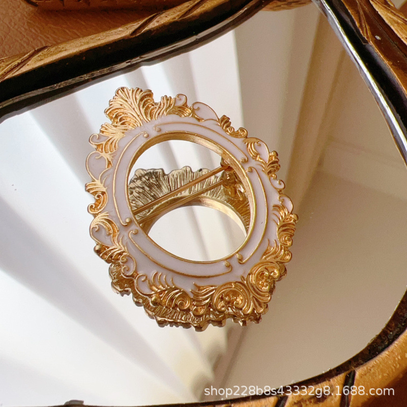 Picture of Palace Photo Frame Brooch Pin Embossed Exquisite French Small Simple Pattern Vintage Artistic Baroque David Female