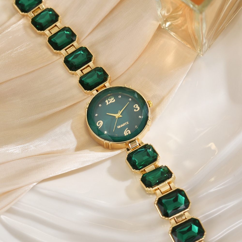 Small Candy Watch Women's 2025 New Women's Watch Women's Watch Light Luxury Round Women's Elegant High Color Value Full Diamond