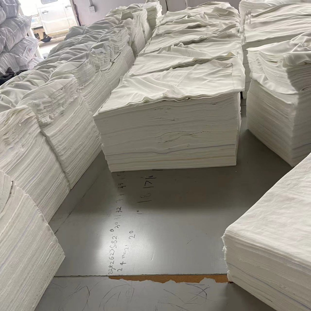 Picture of Cotton Machine Wiping Cloth Standard Size White Rag Absorbs Water and Oil, Dust-Free and Lint-Free Industrial Pure Cotton Machine Wiping Cloth