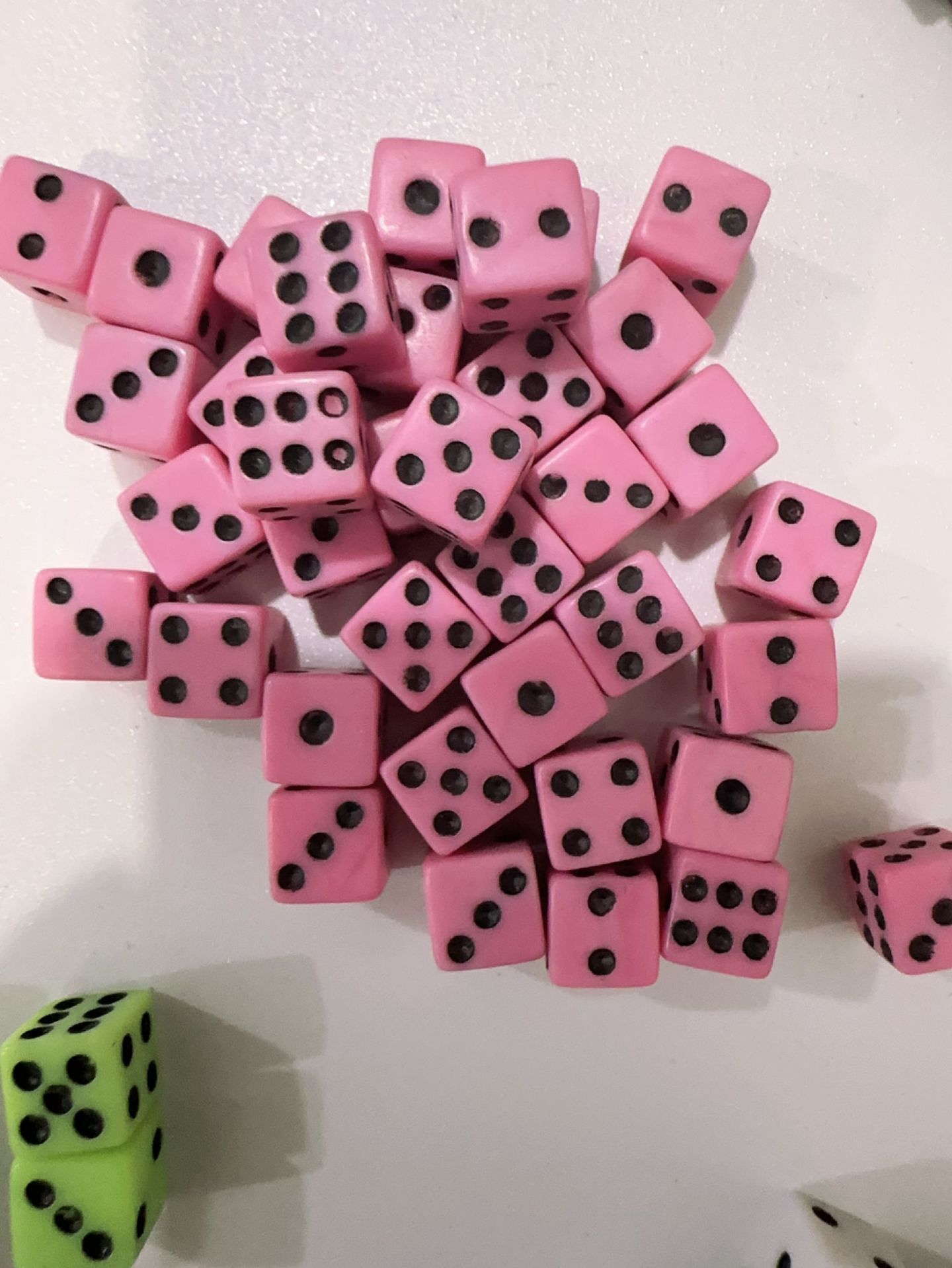 Picture of Yiwu Dege leisure and entertainment supplies direct 8mm new color and 8mm white ordinary color dice