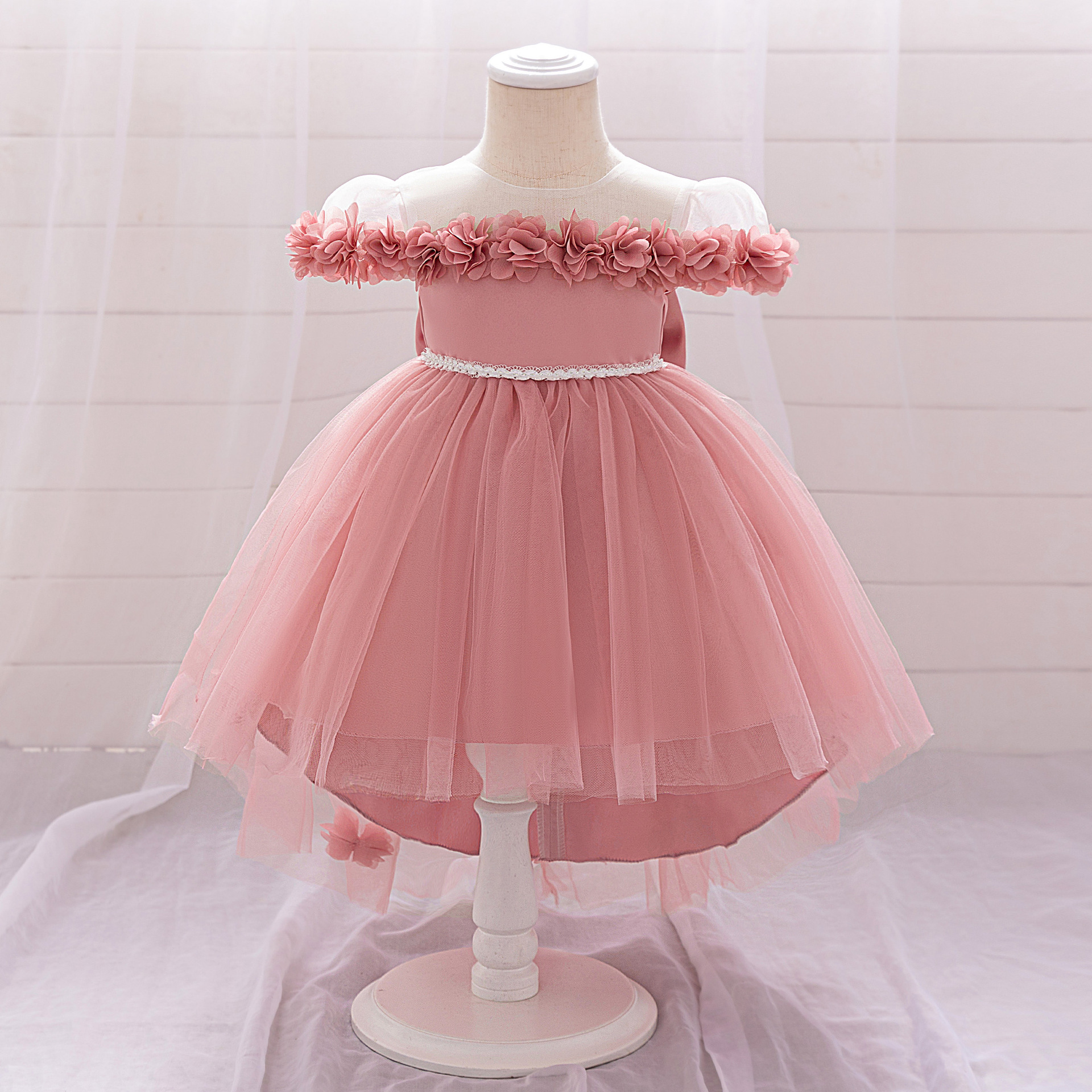 Picture of New One-year-old Dress Short-sleeved Pleated Mesh Lace Trailing Princess Dress Ponked Yarn Flower Children's Wedding Dress
