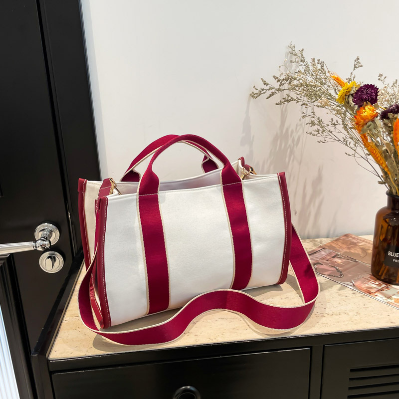 Picture of Niche Design Korean Style Large Capacity Handbag Women's 2024 Winter New Fashion Commuter Shoulder Crossbody Tote Bag