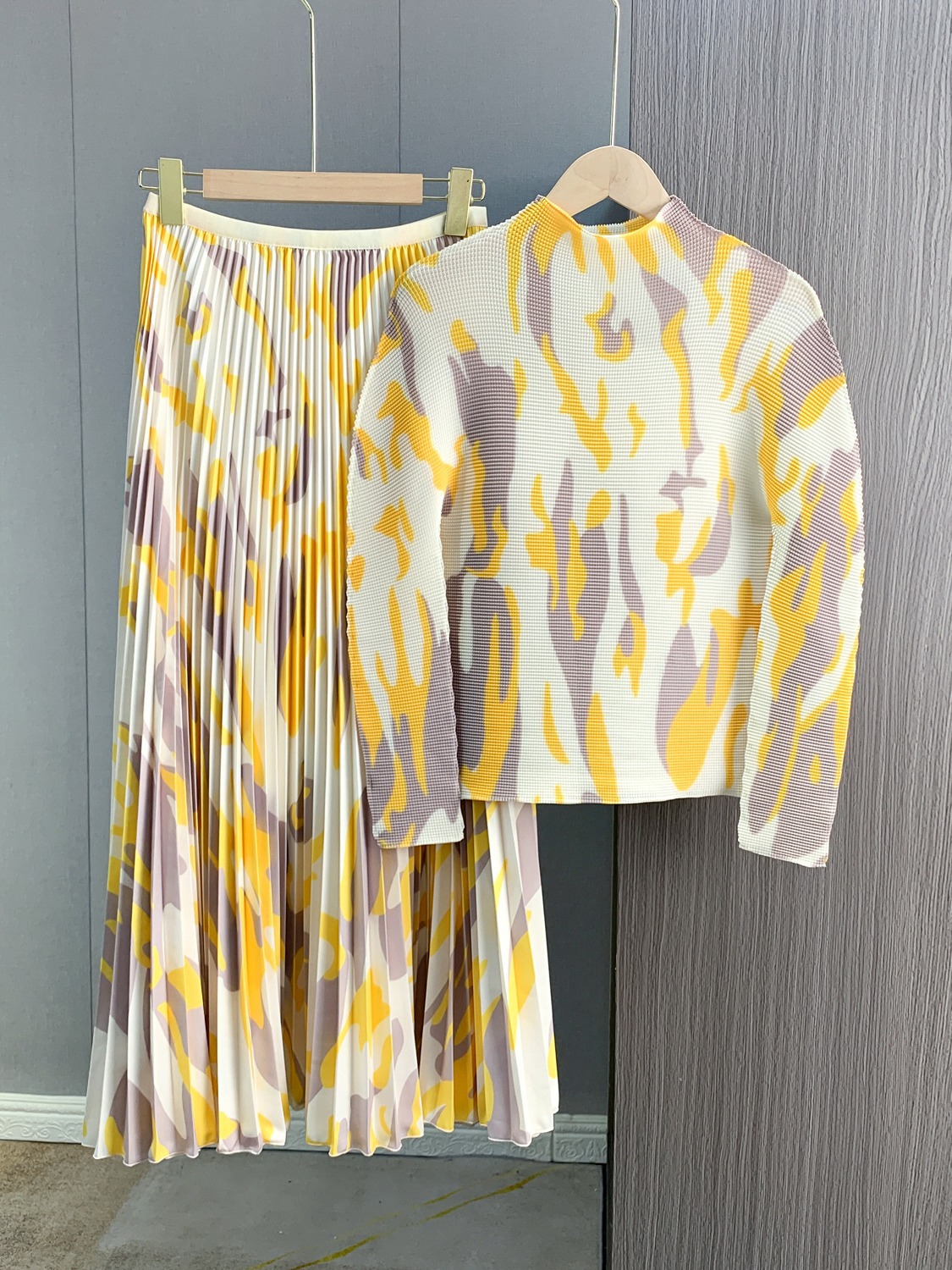 Autumn and Winter new style Sanzhai fashion casual niche design print stretch slim top pleated skirt two-piece set for women