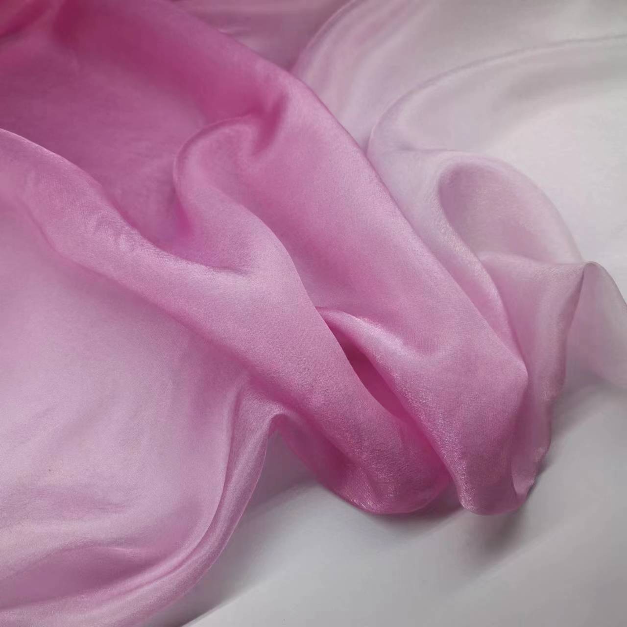 Gradient white leather 9-moon silk fabric is a narrow-width fashion fabric
