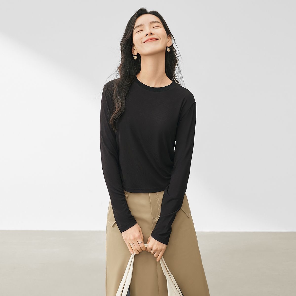 Solid color slimming long-sleeve T-shirt for women, versatile 2025 new Korean style hot girl outfit, base layer top, women's trend