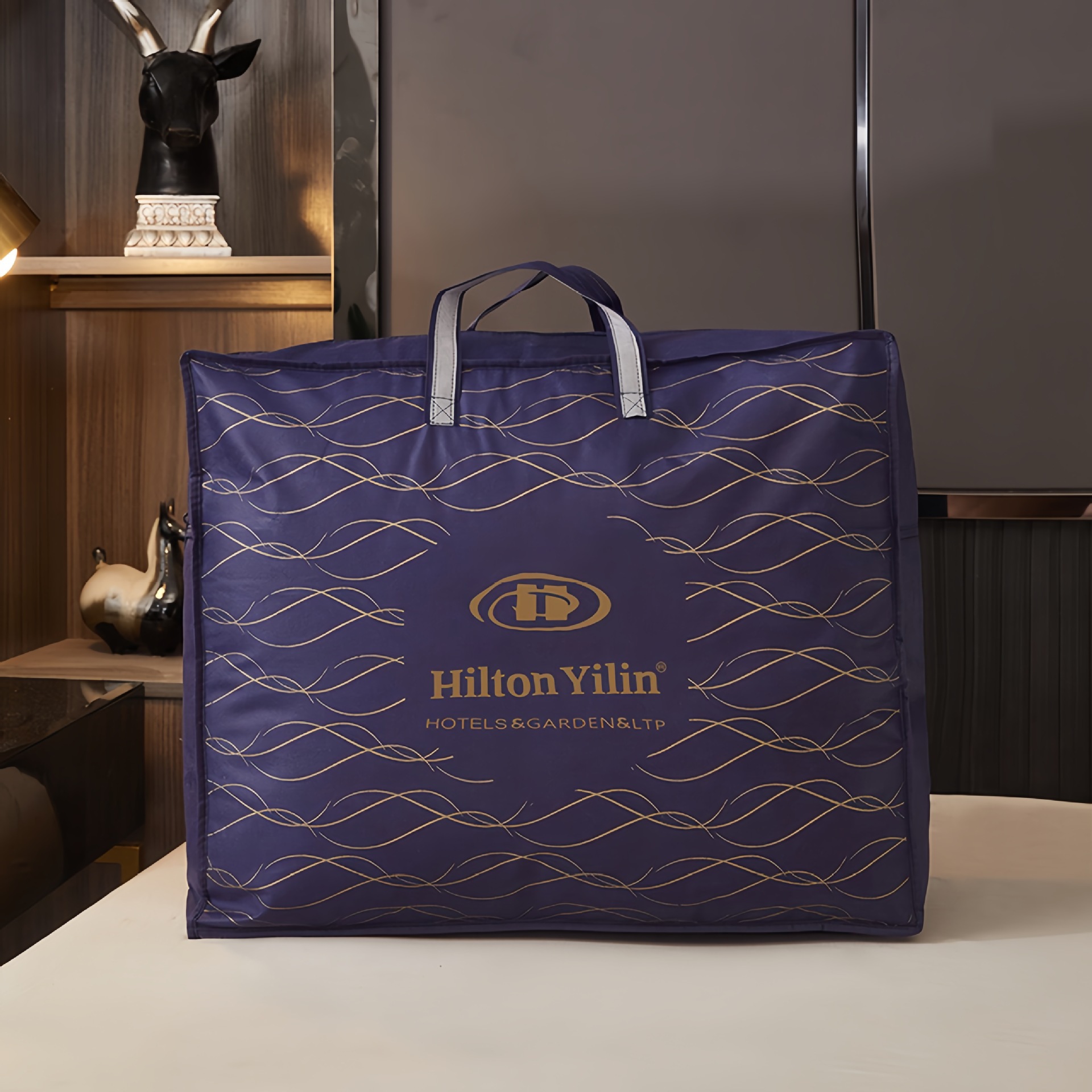 Picture of Hilton Doubletree Silk Cotton Quilt Hotel Feather Velvet Spring, Autumn and Winter Quilt Core Can Be Used in All Seasons, Same Style as Hotel Quilt