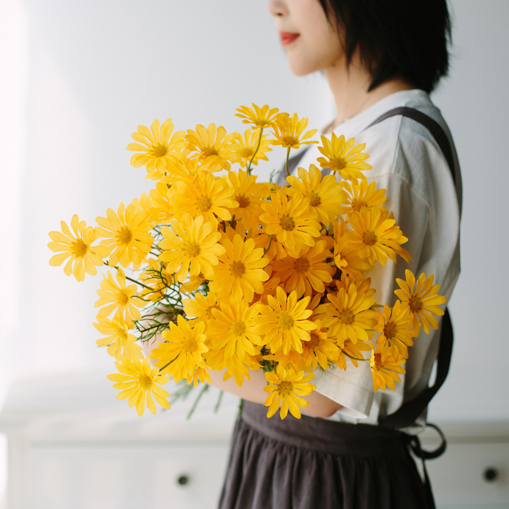 Picture of 5 heads Dutch Daisy small Daisy Persian artificial flower silk flower small wild chrysanthemum false flower Daisy decoration wedding wholesale