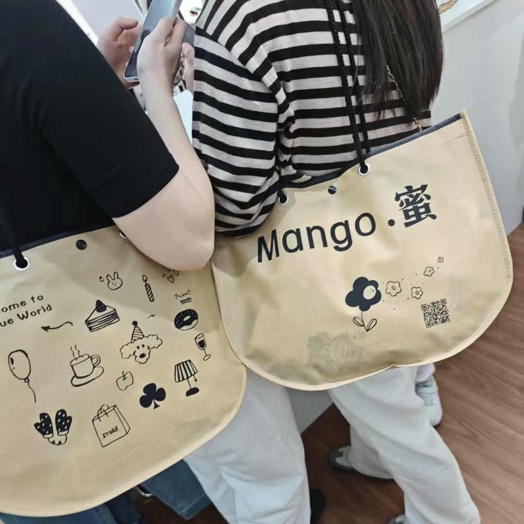 Non-woven tote bag custom clothing store environmental protection hidden buckle drawstring shopping packaging bag women's clothing store bag high-end sense