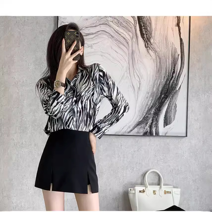 Picture of Split Short Skirt High Waist 2024 Summer New Fashion Slim Anti-running Light Pants Skirt Black Zipper Skirt for Women