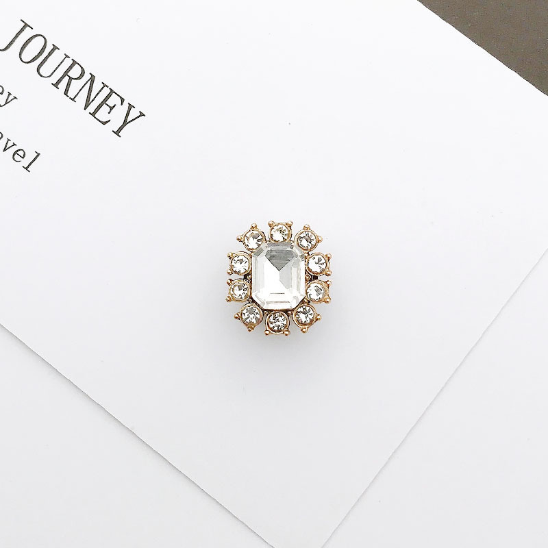 Picture of 2022 Yi Lian New Cave Shoes Accessories Bear Rhinestone Shoe Buckle Accessories Pearl Hanging Chain Slippers I-Buckle