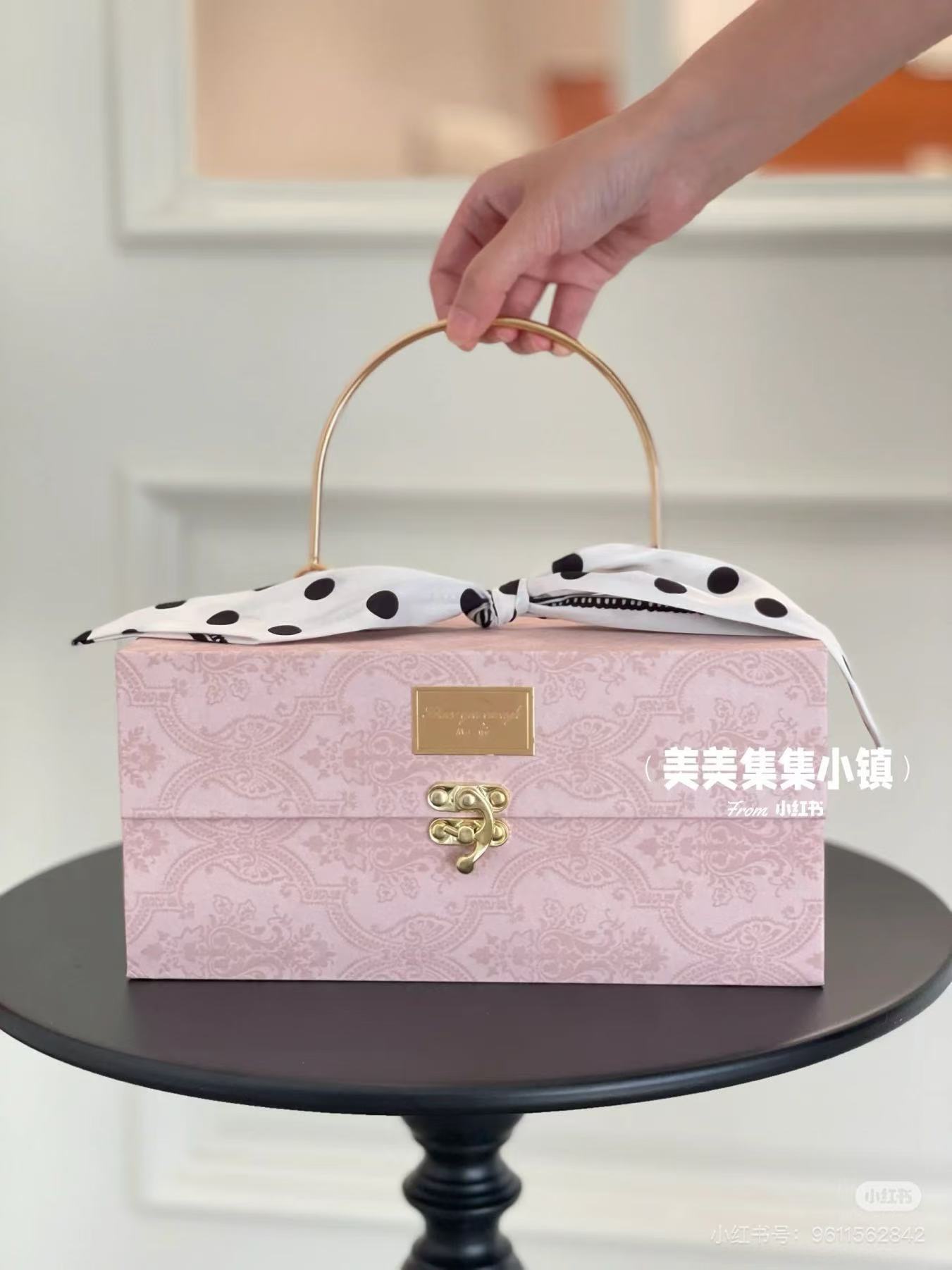 Picture of Gift Box Metal Portable Bridesmaid Wedding Return Gift Empty Box Packaging Box Gift Box Wholesale Wedding Candy Box Handmade Gift Box