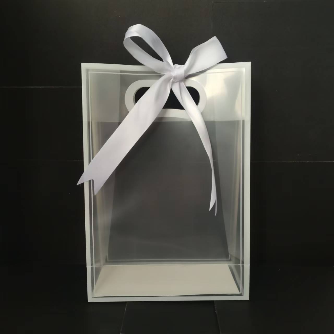 Picture of Thickened Transparent Handbag PP Plastic Bag Celebration Flower Packaging Bag Accompanying Gift High-Level Valentine's Day Gift Bag