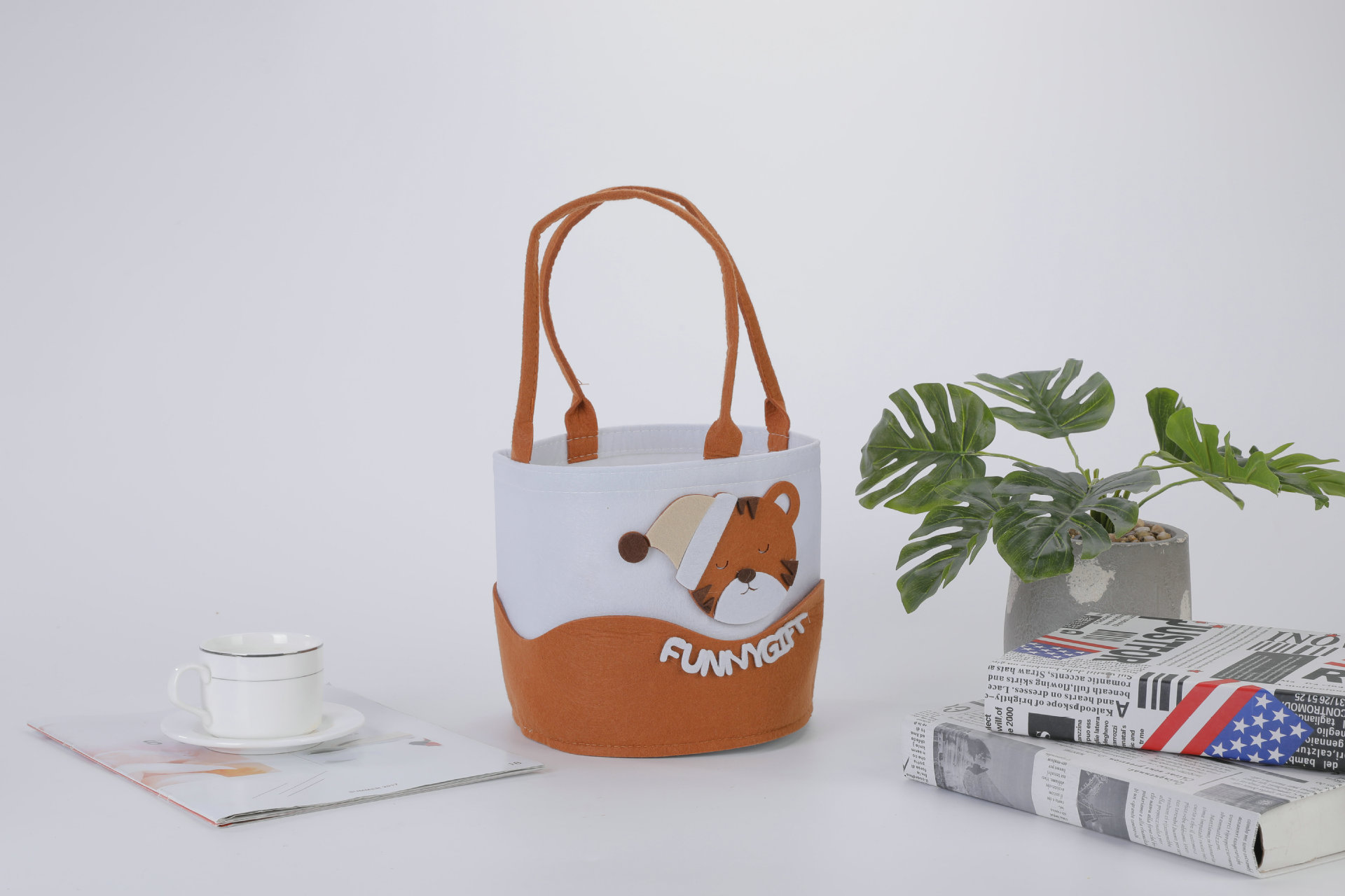 Factory supply creative children cartoon animal cute felt bag baby year-old banquet hug bucket gift bag