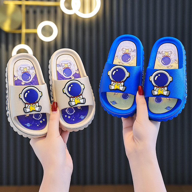 Astronaut children's sandals, summer boys, children's soft soles, non-slip, cute cartoons, bathroom slippers for middle and large children