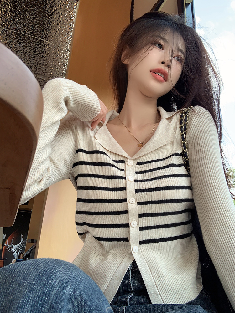Picture of Retro Long-Sleeved Niche Knitted Cardigan Jacket for Women 2025 Autum New Slim Slimming Look Short Bottoming Shirt Top