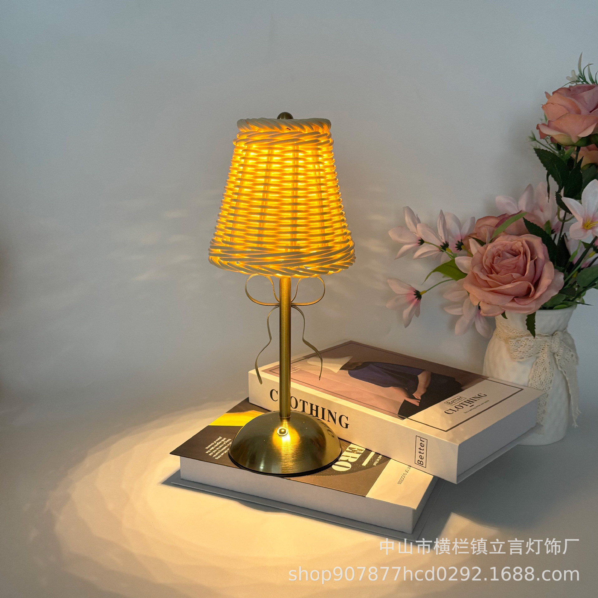 Creative rattan woven vintage desk lamp, bar restaurant charging desk lamp, Southeast Asian style desktop bedroom ambient night light