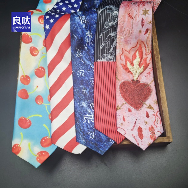 Tie Shirt for Men and Women, Artistic Pink Niche College Casual Accessory with a Sense of Design, Y2K Personality Flame Heart