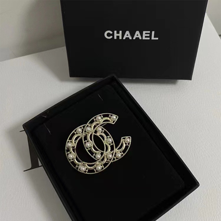 Picture of 2023 Autumn and Winter New High Quality Fragrance c Letter Brooch Retro Antique Chest All-match Simple High-end