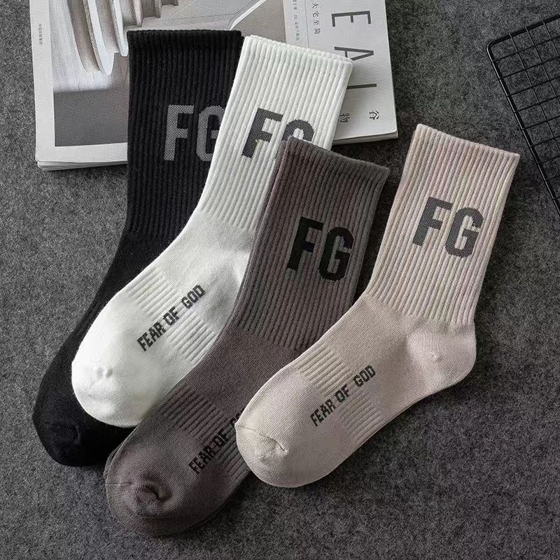 Men's mid-tube sports cotton socks fashion men's socks autumn and winter thick breathable casual socks stall wholesale
