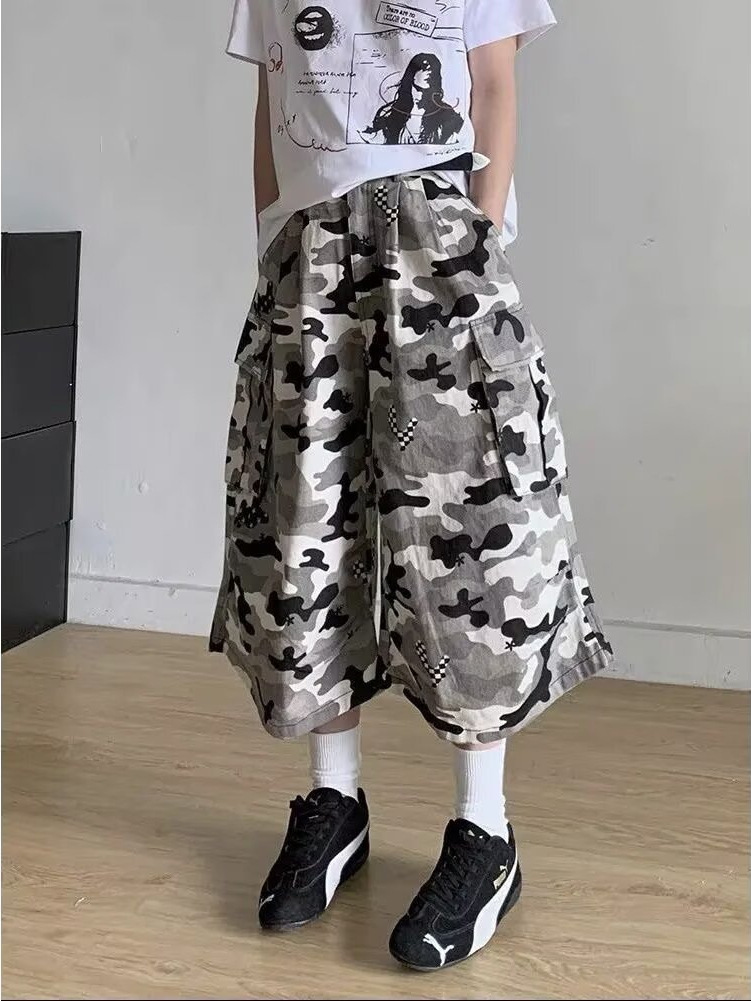 Picture of American Retro Camouflage Denim Cropped Pants for Women 2025 Summer Street Hip-Hop Silhouette Multi-Pocket Loose Cargo Shorts