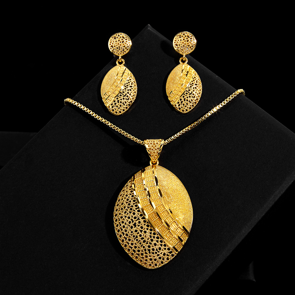 Trendy Foreign Trade Hollow Pattern Earrings and Large Pendant Necklace Set, Light Luxury Personalized Bridal Wedding Gorgeous Copper Jewelry