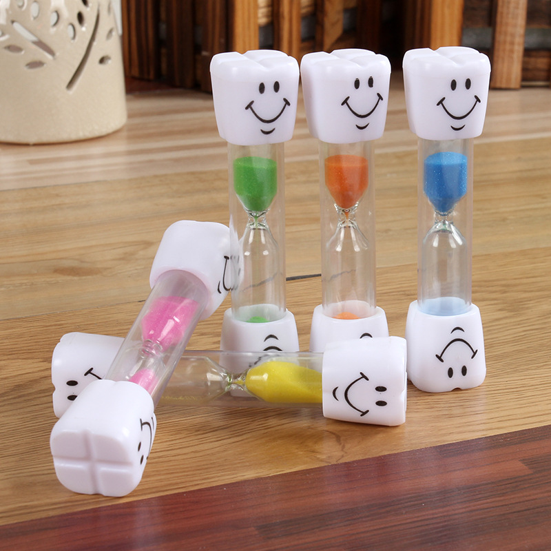 Direct Selling Wholesale 3-Minute Creative Kidsren's Toothbrushing Ornament Timer Mini Promotional Small Gift Smiley Face Hourglass