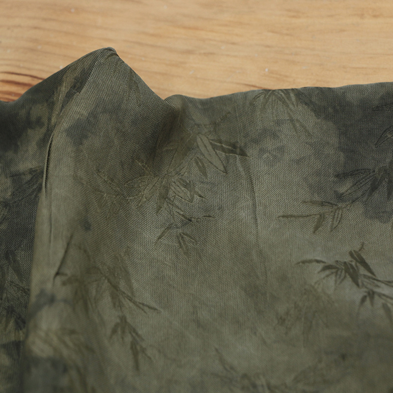 A wisp of bamboo wind into the robe When the oriental bamboo rhyme meets the intangible cultural heritage plant tie-dye, the bamboo leaf pattern flower silk fabric