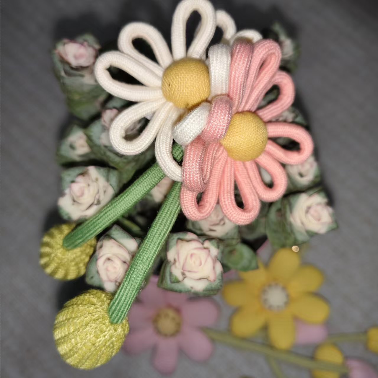 Picture of Sunflower Pendant, Knitted Baby Ornament, Yarn Woven Chrysanthemum Flower Keychain Accessory, Creative Handmade Car Key