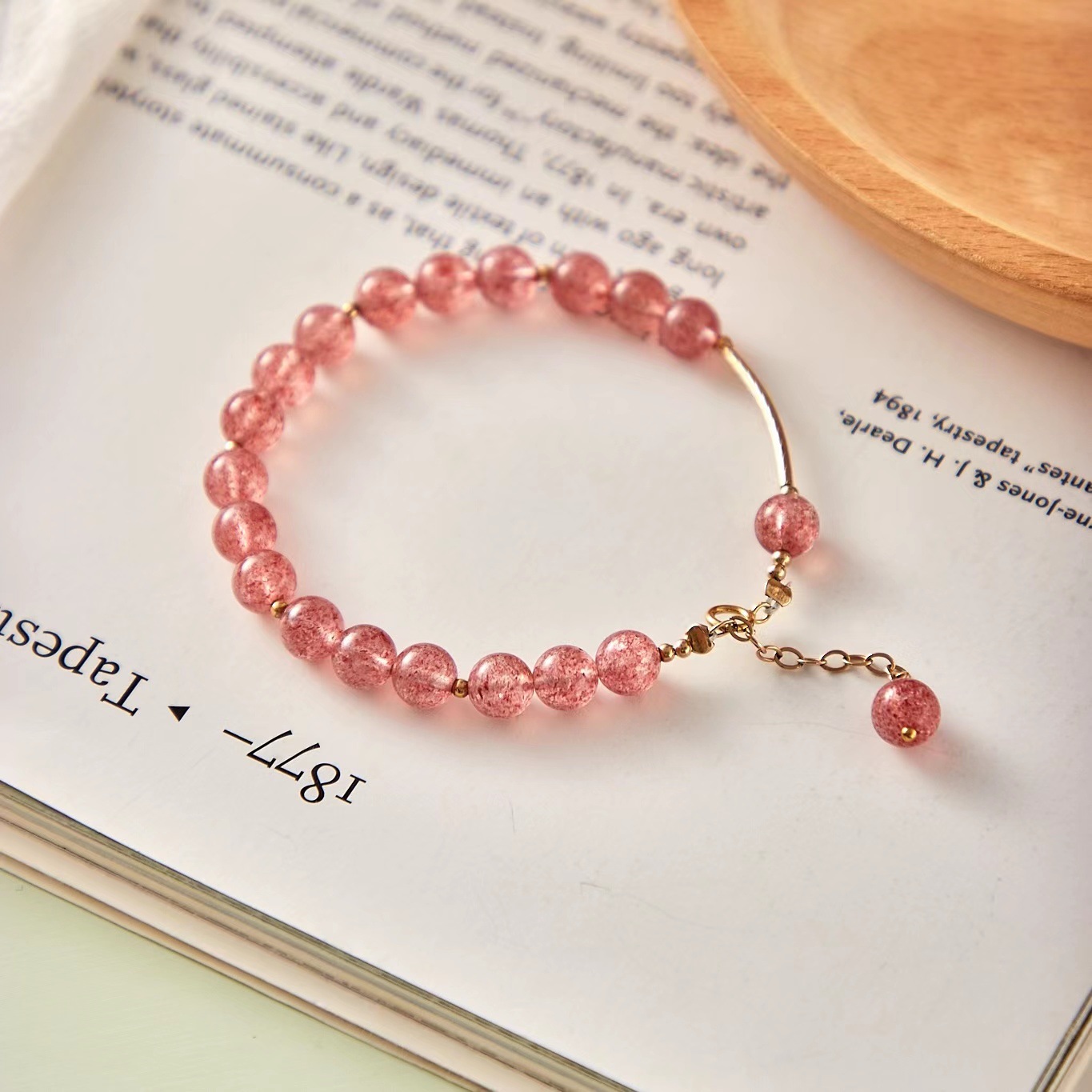 Qiaoen natural strawberry crystal bracelet female Peach Blossom Handmade original design round bead crystal bracelet niche jewelry wholesale