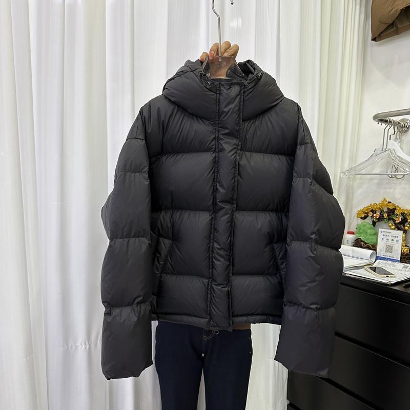 Picture of Small Thickeneded Short Cotton Outwear for Women 2025 Winter Trendyy Fashion New Hooded Warm Bread Outwear Trendy