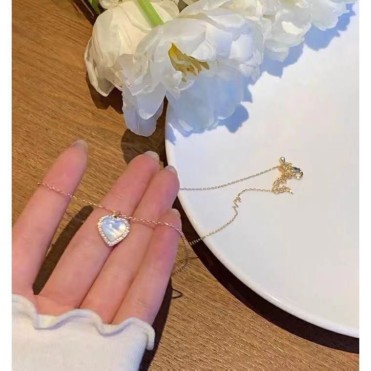 2022x New Gentle Cat's Eye New Pendant Necklace Female Niche ins Retro Trendy Collarbone Chain Love Necklace