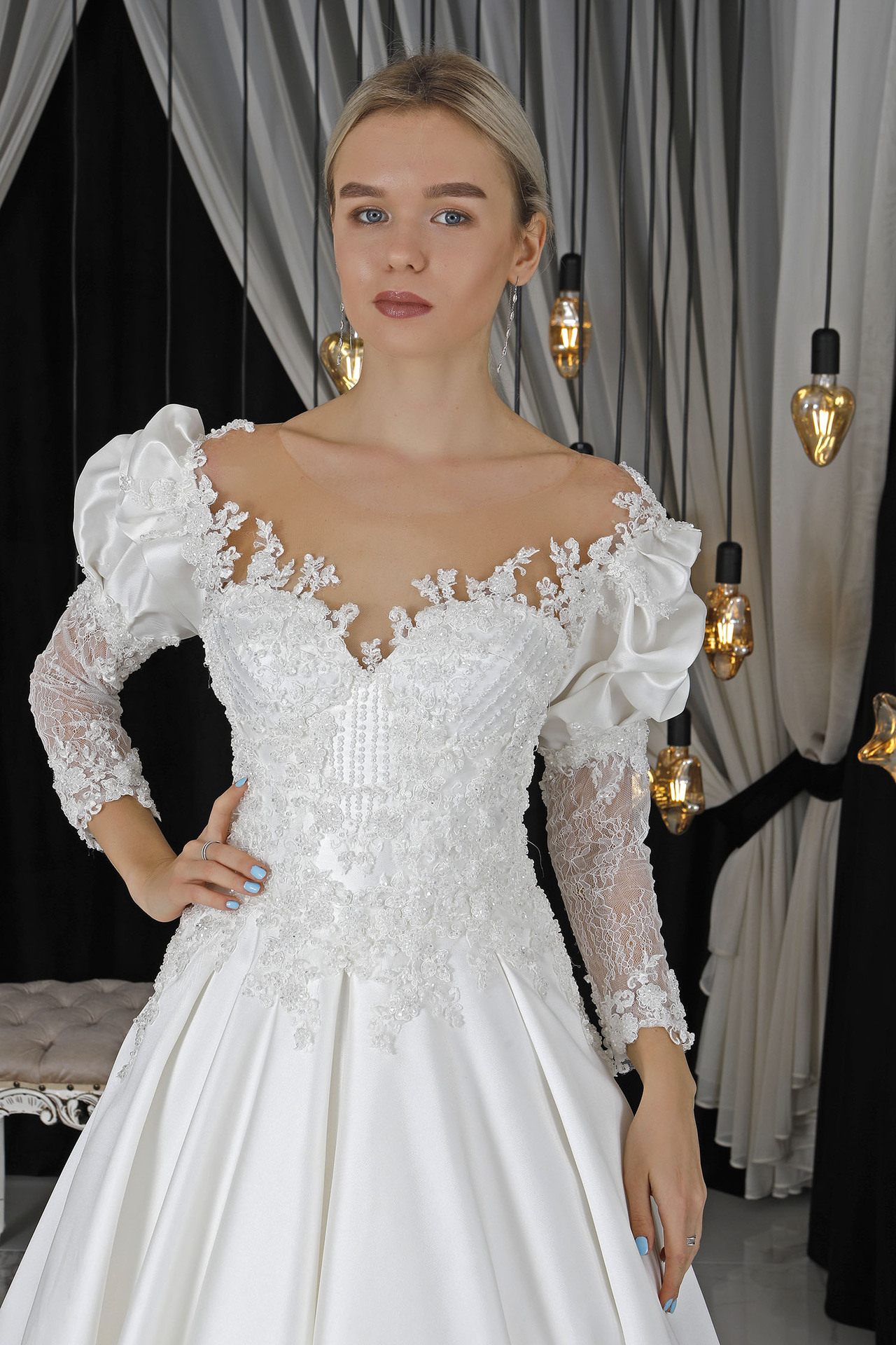 Picture of Europe and the United States large size cross-border hot French satin bridal yarn main yarn evening host studio outside the evening dress