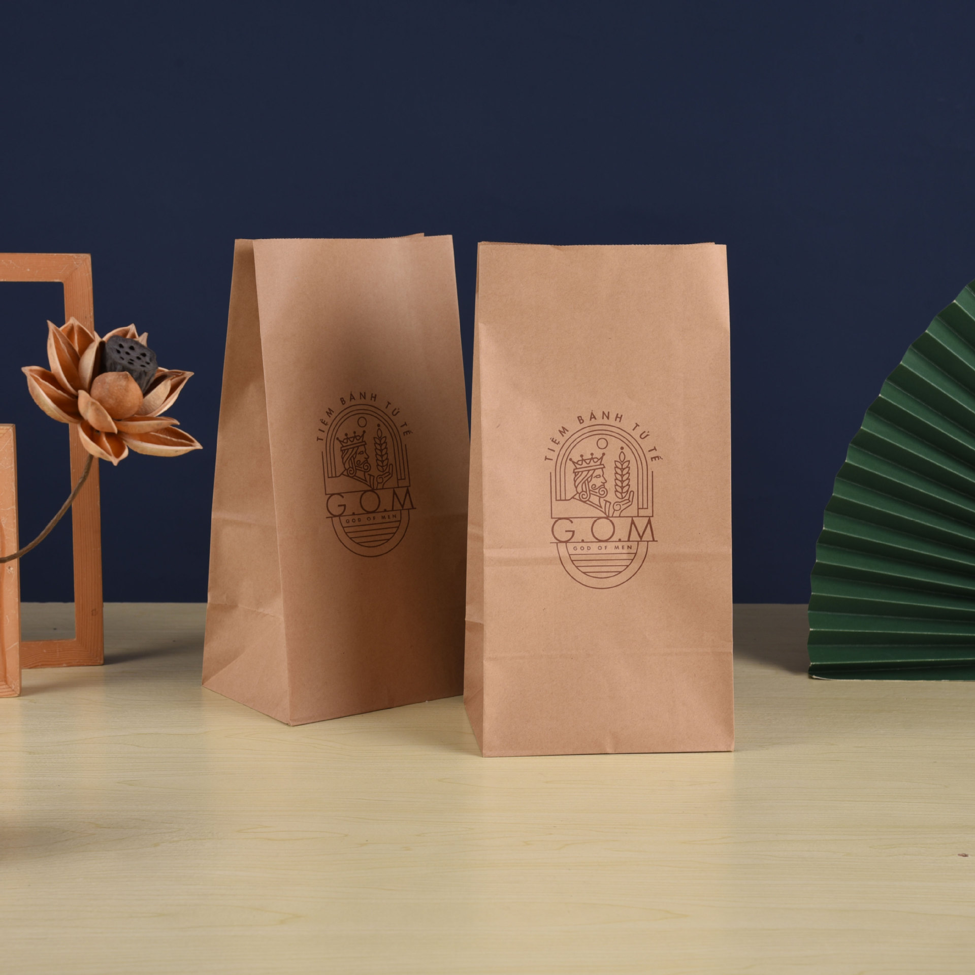 Picture of Factory direct thick material large quantity price excellent fast printing LOGO kraft paper bag catering take-out clothing bag