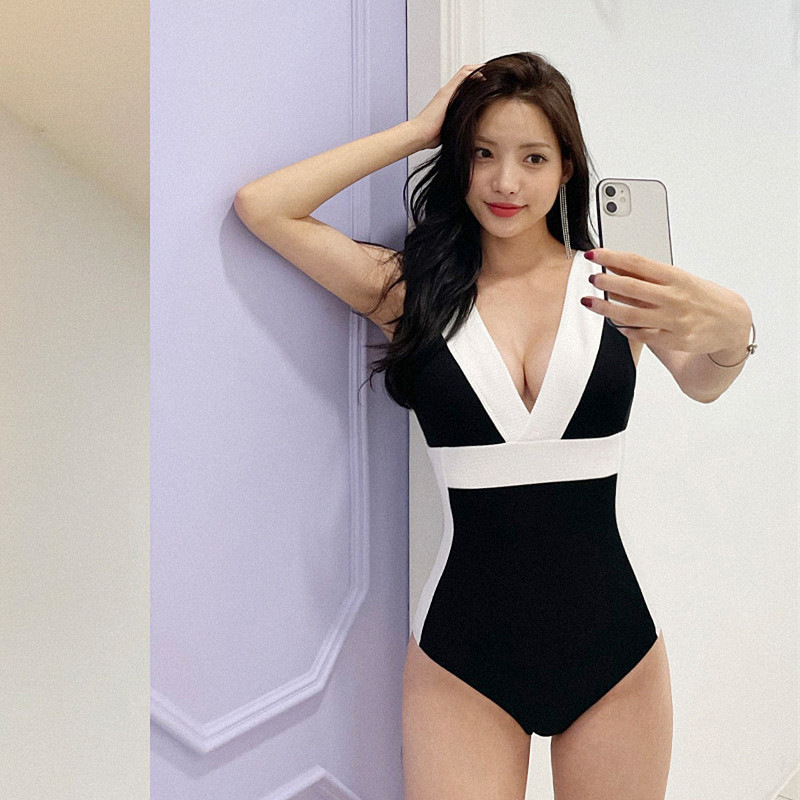 Factory wholesale new Korean swimsuit women sexy deep V belly backless slim black and white color one-piece swimsuit