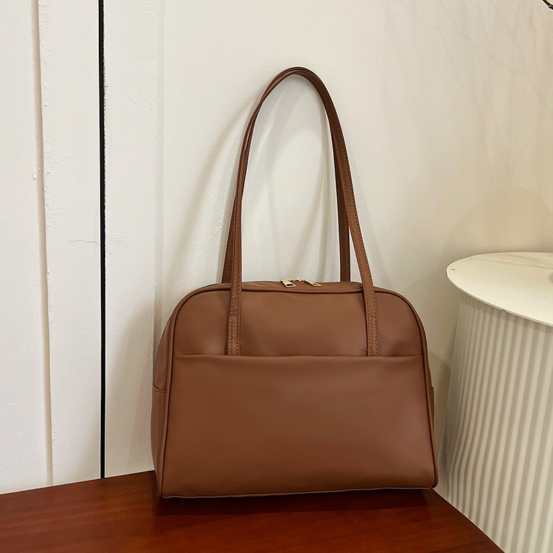 Picture of Korean Style Large Capacity Shoulder Bag Women Autumn 2024 New Retro Underarm Bag Simple Style Large Capacity Tote Bag