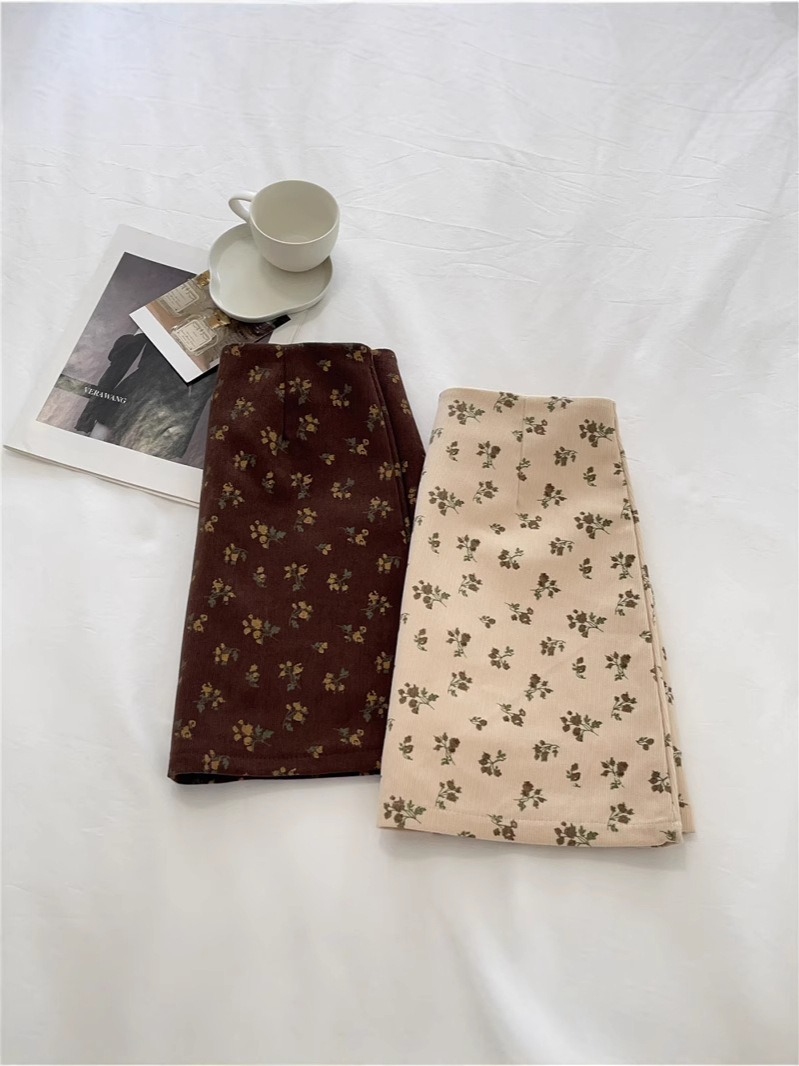 Floral Corduroy Skirt Women's 2024 Autumn and Winter New Retro Slimming Age-reducing High Waist Hip A- line Short Skirt