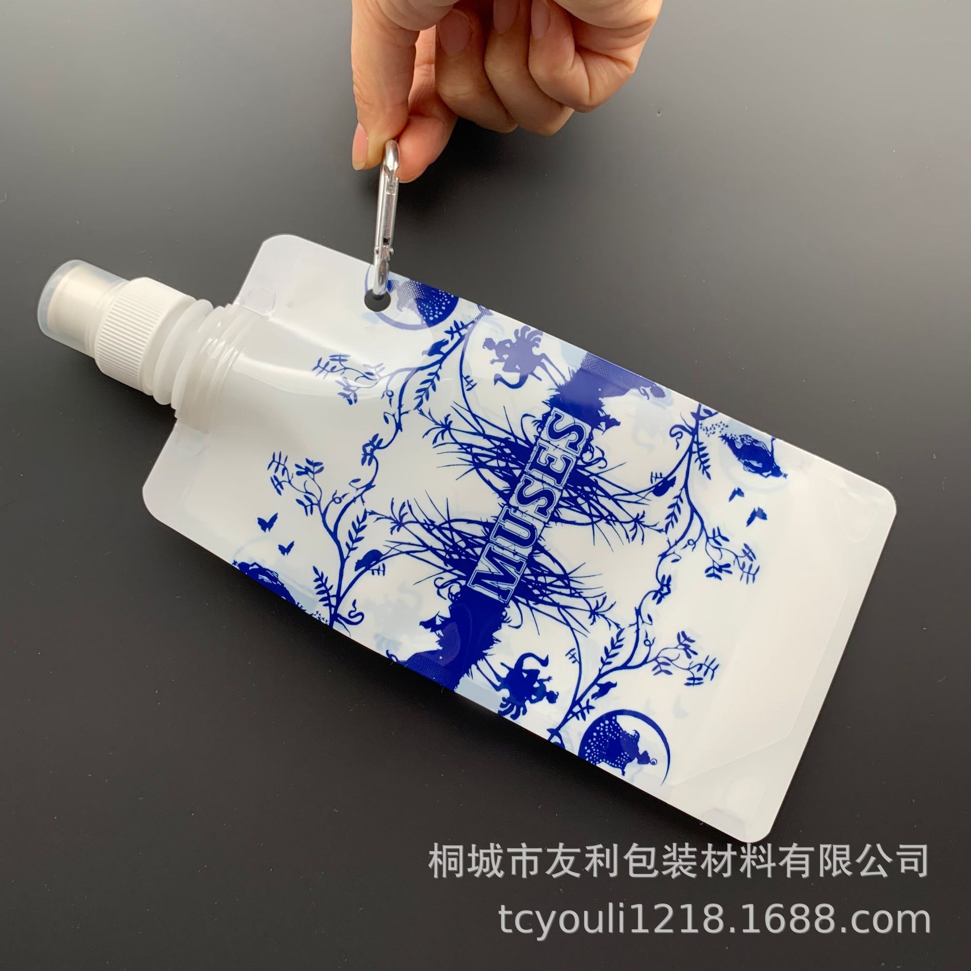 Picture of Customized Blue and White Porcelain Self-Standing Spout Bag, Outdoor Cycling Portable Foldableing Water Bag with Carabiner