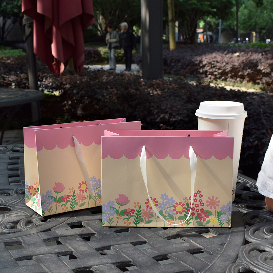 Cross-border New Gift Bag in stock Cute Flower Color Printing White Cardboard Horizontal Small Fresh Mother's Day Gift Bag