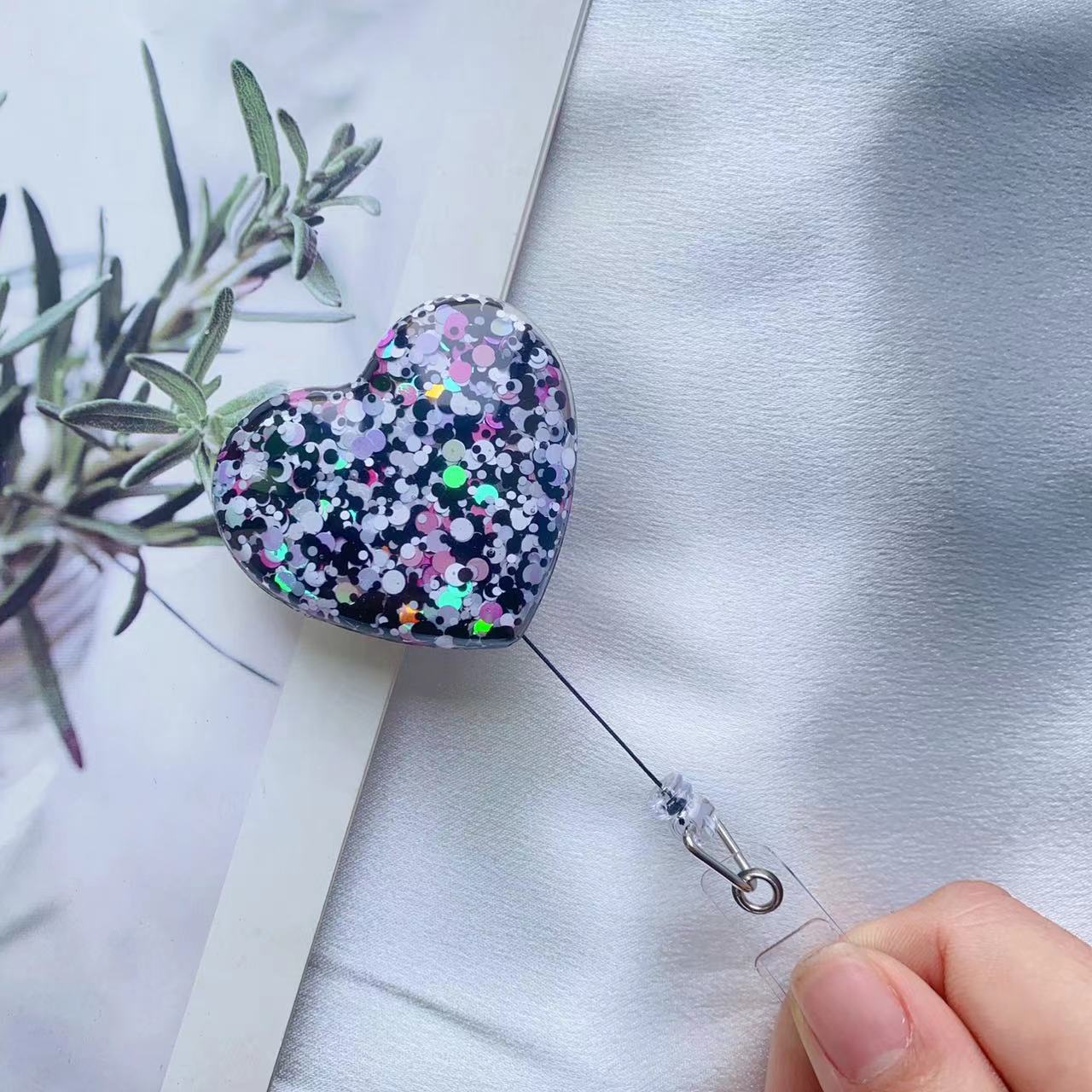 Picture of Amazon New Glitter Sequins Easy Pull-up Buckle 360 Rotating Alligator Clip Heart-shaped Brand Work Permit Easy to Pull